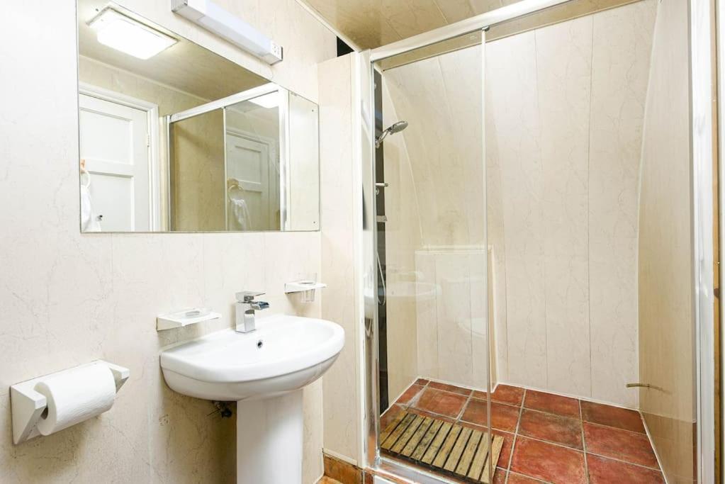 Unique 1 Bedroom Apartment-Bath Ngoại thất bức ảnh